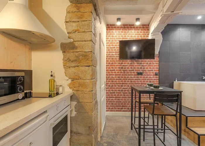 Industrial-Style Studio With Bathtub, Vieux-Lyon