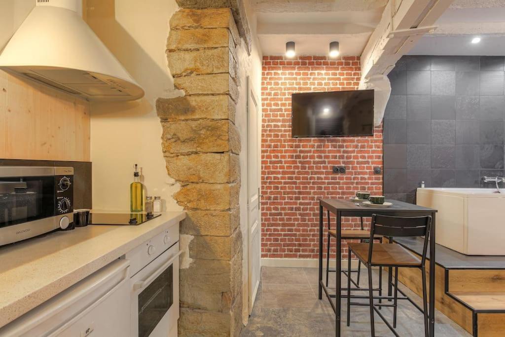 Industrial-style With Bathtub, Vieux-lyon Appartamento