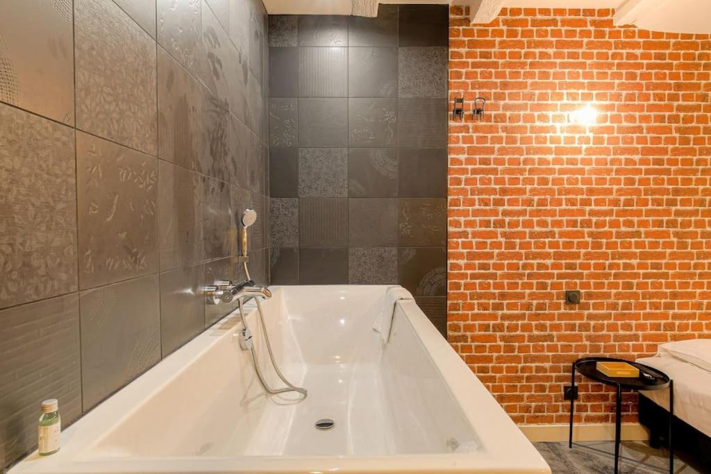 Industrial-style With Bathtub, Vieux-lyon Appartement *
